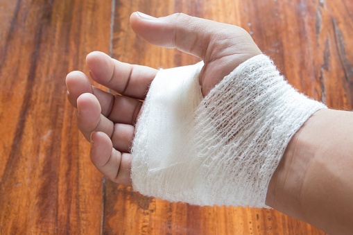 589971158_injured_hand_with_bandage