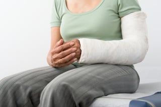 mujer con el brazo roto