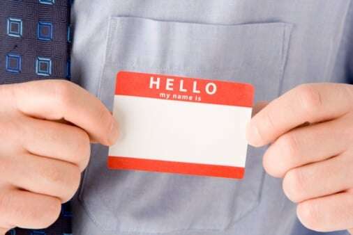84516650_man putting on name tag