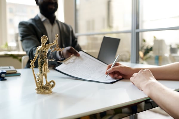 client-signing-contract-at-meeting-with-laweyer-2023-11-27-05-31-55-utc
