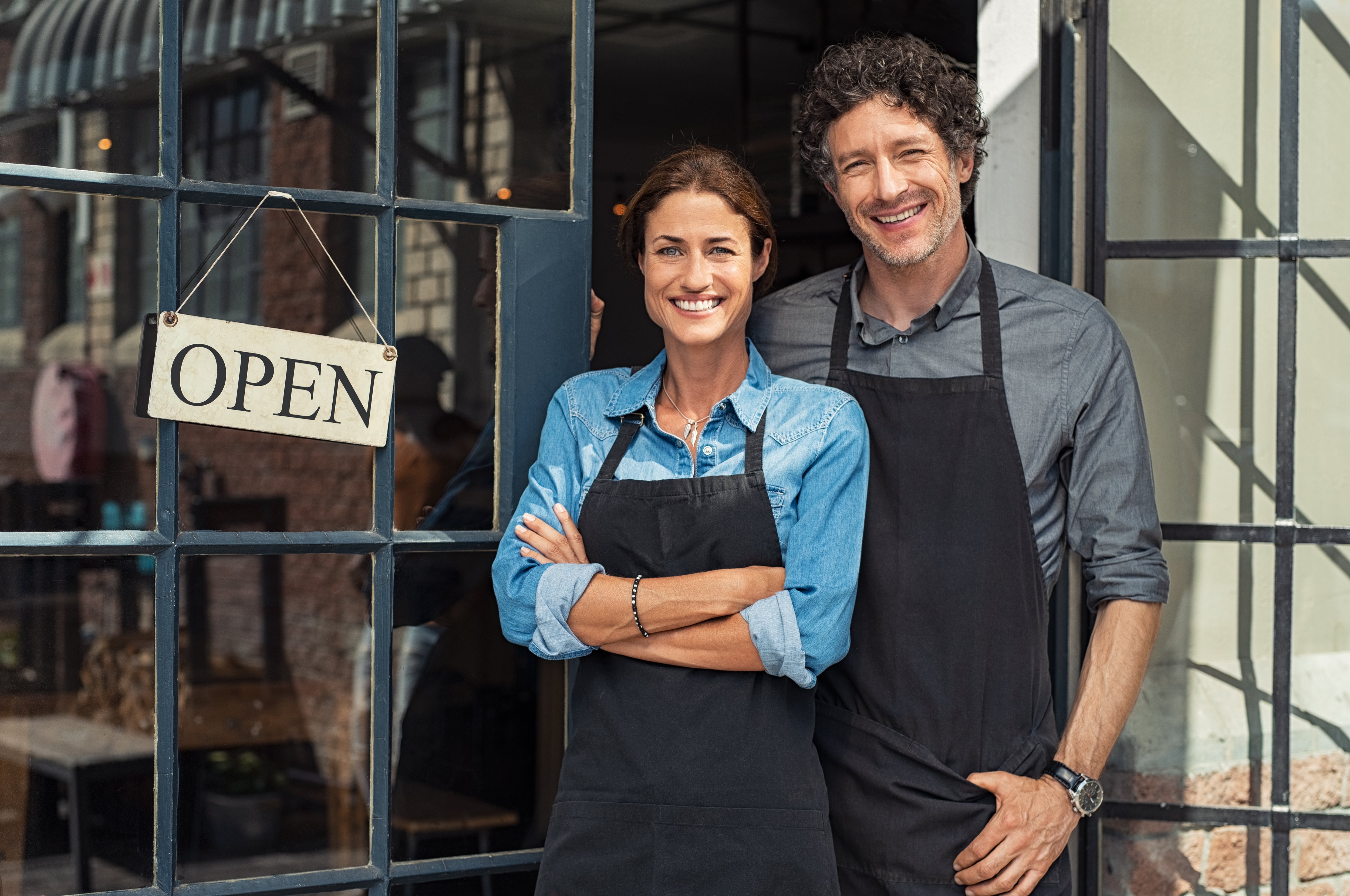 small-business-owners-couple-DUENGKX