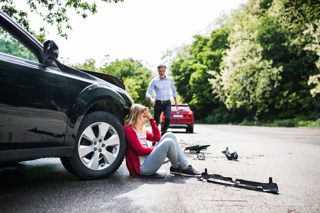 young-woman-by-the-car-after-an-accident-and-a-4QU9WYC