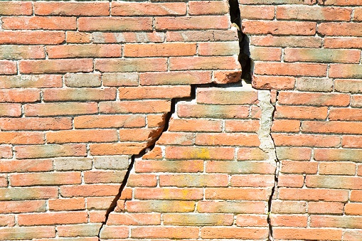 479305224_brick_building_cracked.jpg