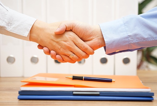 492274302_attorney_and_client_with_bankruptcy_files.jpg