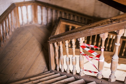 492485118_broken rail on staircase.jpg